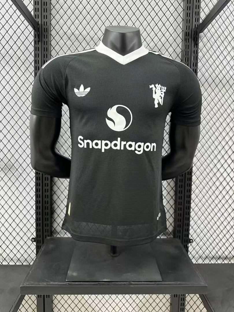 Manchester United 24/25 Goalkeeper Football Shirt