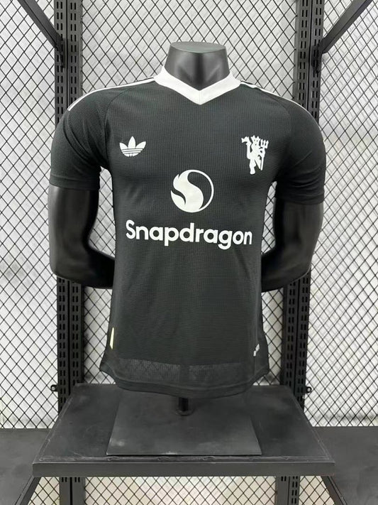 Manchester United 24/25 Goalkeeper Football Shirt