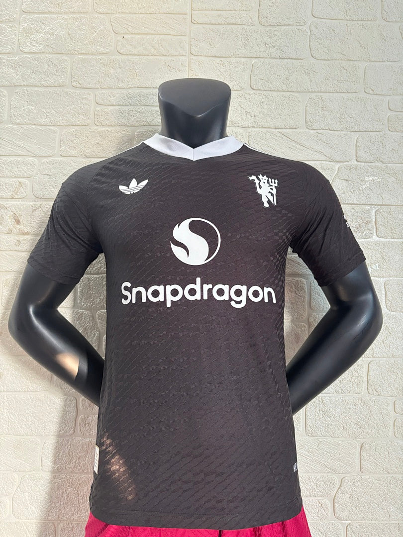 Manchester United 24/25 Goalkeeper Football Shirt