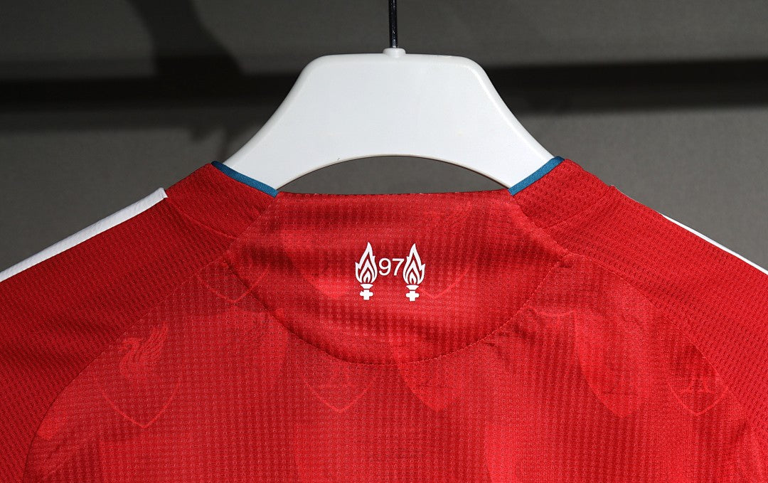 Retro Liverpool 25/26 Special Edition Football Shirt